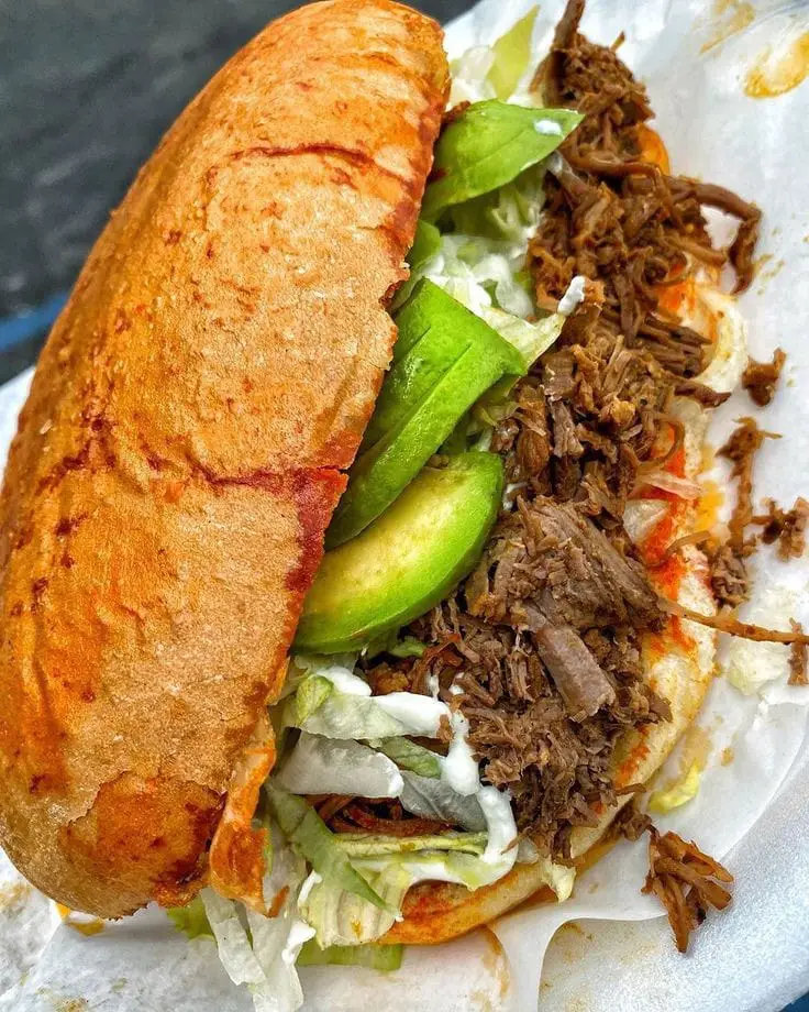 Torta de birria tradicional